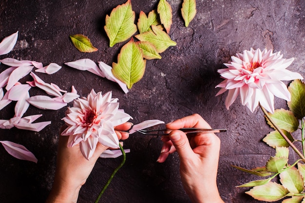 Handgefertigte DIY-Herstellung realistischer Blumen aus Schaumstoff, Draufsicht mit Frauenhänden