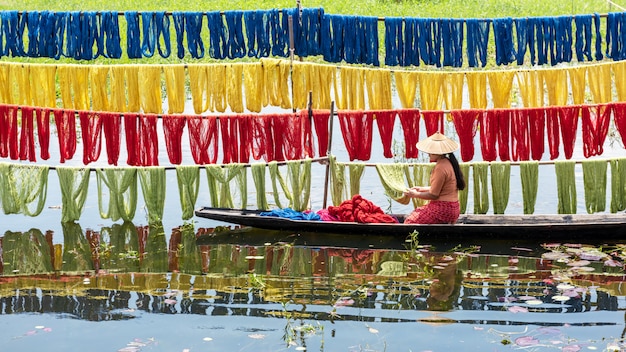 Handgefertigte farbenfrohe Lotusstoffe aus Lotusfasern in Inle Lake, Shan State in Myanmar.