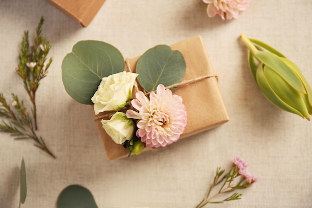 Handgefertigte Geschenkbox mit Blumen auf dem Tisch