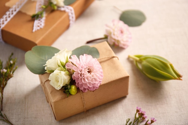 Handgefertigte Geschenkbox mit Blumen auf dem Tisch