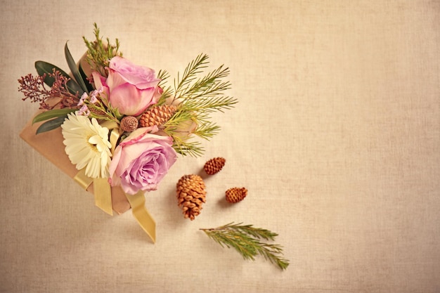 Handgefertigte Geschenkbox mit Blumen auf dem Tisch