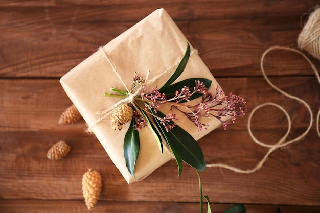 Handgefertigte Geschenkbox mit Blumen auf Holztisch