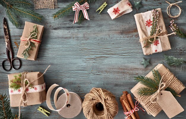 Handgefertigte geschenke auf dunklem rustikalem holztisch mit weihnachtsdekorationen