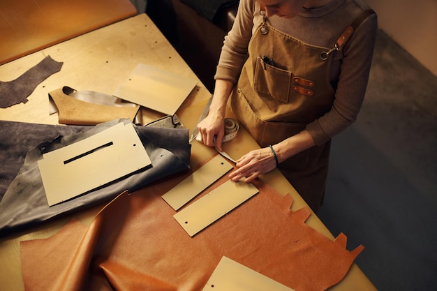 Handgefertigte Lederaccessoires in der Werkstatt