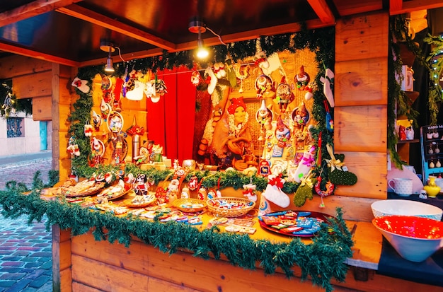 Handgefertigte Souvenirs auf dem Weihnachtsmarkt in Riga in Lettland im Winter.