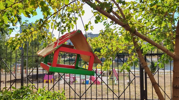 Handgefertigte Vogelhäuschen aus Holz in einem Stadtpark. Vogelhaus.