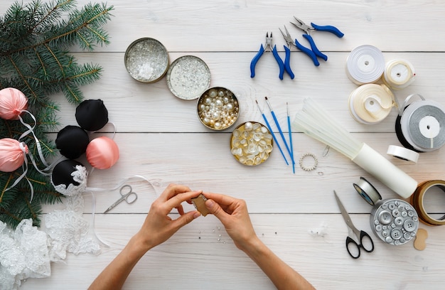 Foto handgefertigte werkzeuge zur herstellung von weihnachtsdekorationen, girlanden und kugeln