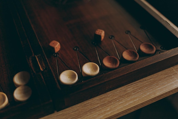 Handgefertigter Backgammon aus Holz zum Spielen mit Naturholz