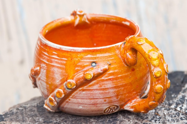 Foto handgefertigter keramikbecher