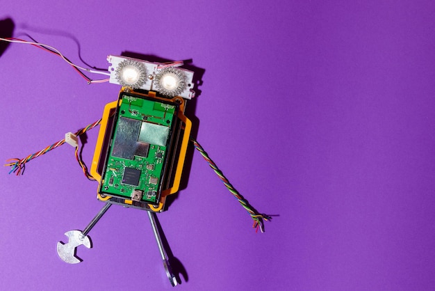 Handgefertigter Roboter flach auf der Arduino-Plattform DIY AI STEAM Lila HintergrundStem-Ausbildung für Kinder und Jugendliche Robotik und ElektronikCopy space