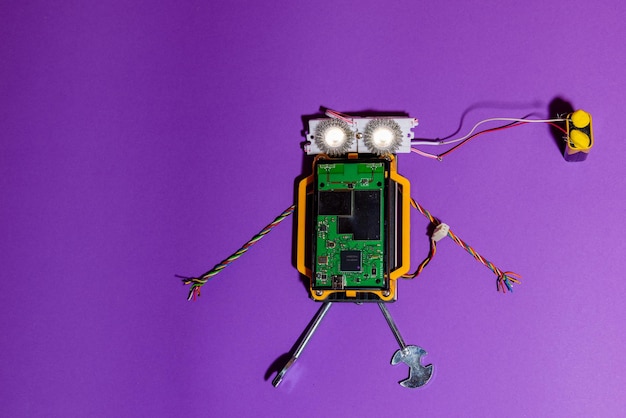 Handgefertigter Roboter flach auf der Arduino-Plattform DIY AI STEAM Lila HintergrundStem-Ausbildung für Kinder und Jugendliche Robotik und ElektronikCopy space