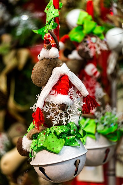 Handgefertigter Weihnachtsschmuck zum Verkauf auf dem lokalen Kunsthandwerksmarkt.