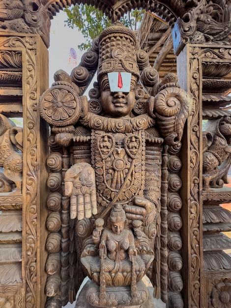 Foto handgefertigtes hölzernes idol auf lord tirupati. selektiver fokus