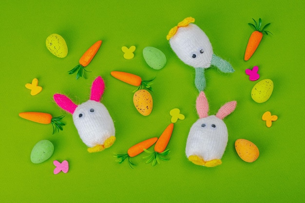 Handgefertigtes Osterkonzept Strickhasen mit traditioneller Dekoration