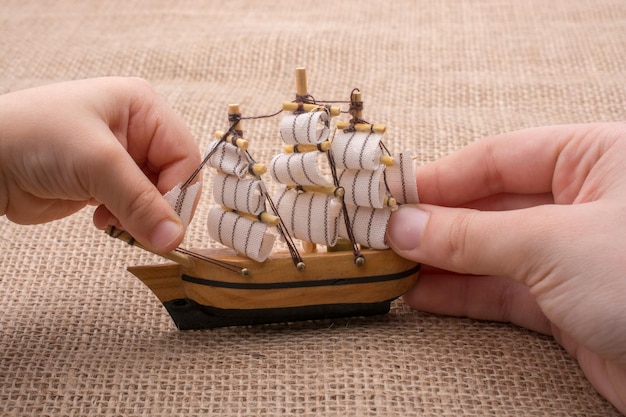 Handgefertigtes Segelboot in der Hand