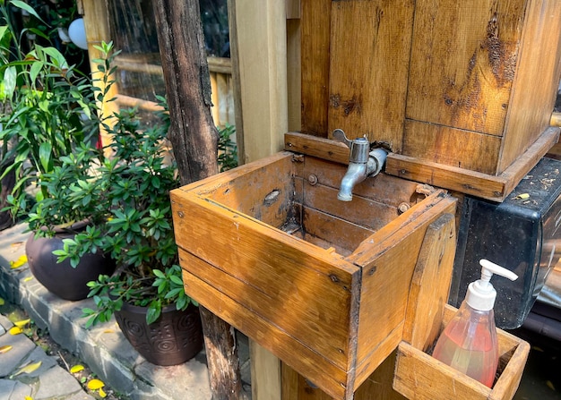 Handgefertigtes Waschbecken oder Waschbecken aus Holz zum Händewaschen. Materialien recyceln