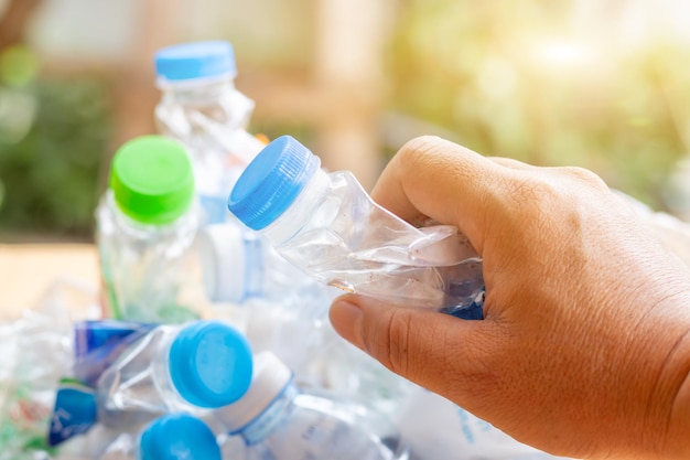 Handgehalte alter Plastikflaschen und -behälter für das RecyclingAbfall Abfall Müll Plastikabfall Plastikabfälle Verschmutzung