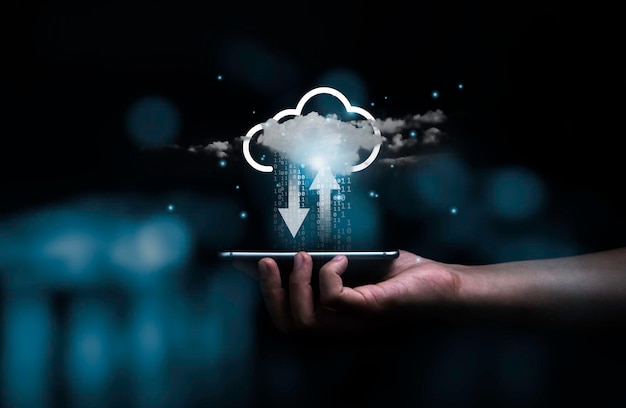 Foto handgehaltenes smartphone mit virtueller cloud-computing-technologie zum hochladen und herunterladen von informationsdatenkonzept