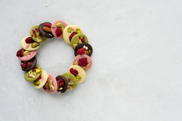 Handgemachte belgische Schokolade mit Beeren und Nüssen