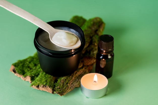 Handgemachte Creme mit ätherischen Bio-Ölen Feuchtigkeitscreme für die Haut auf Baumrinde mit Moos