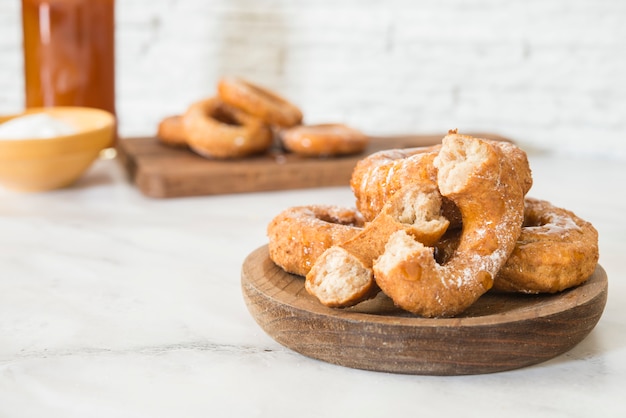 Handgemachte Donuts mit Honig