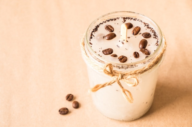 Foto handgemachte duftkerze des diy-konzepts mit kaffeebohnen in einem glas