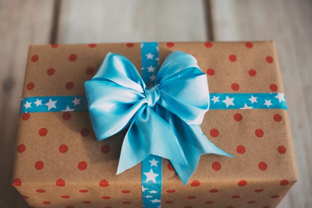 Handgemachte Geschenkbox mit blauem Band.