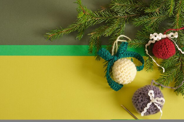 Handgemachte gestrickte Bälle für Weihnachtsbaumhäkelweihnachtsspielzeug