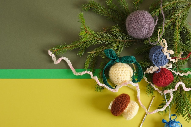 Handgemachte gestrickte Kugeln für den Weihnachtsbaum verschiedene gehäkelte Weihnachtsspielzeuge Tannenzweige