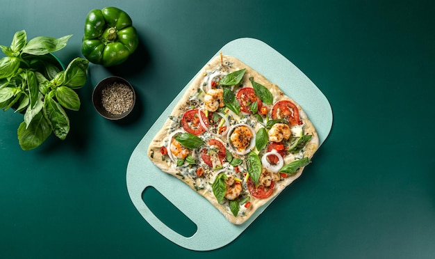 Handgemachte gesunde quadratische Pizza isoliert auf demselben grünen Thema