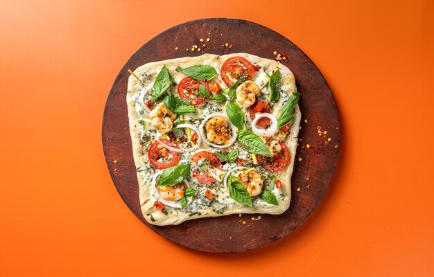 Handgemachte gesunde quadratische Pizza isoliert auf Holzbrett