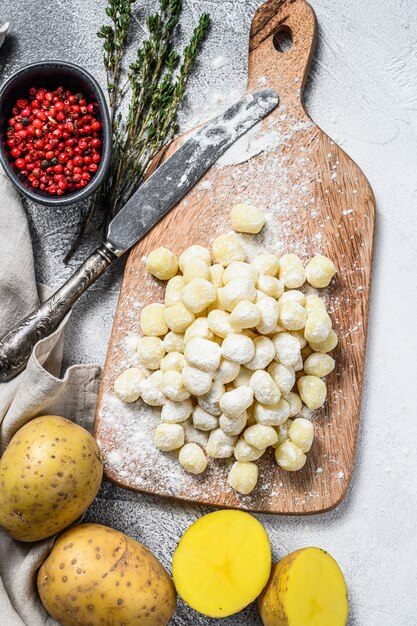 Handgemachte Gnocchi di Patata, traditionelle italienische Pasta bereit zum Kochen. Grauer Hintergrund. Draufsicht