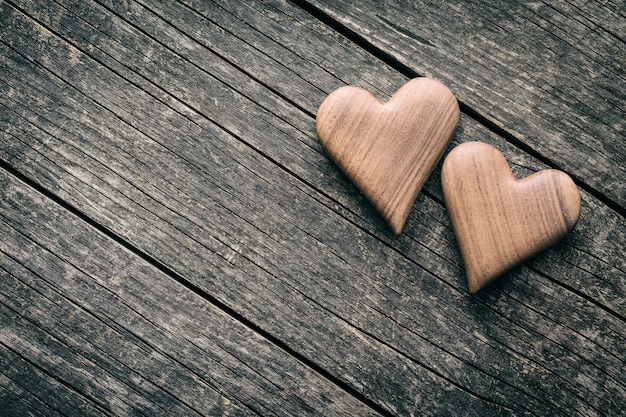 Foto handgemachte holzherzen.