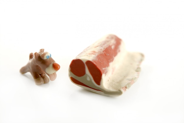 Handgemachte hungrige Plasticinehunde, Fleisch zu essen