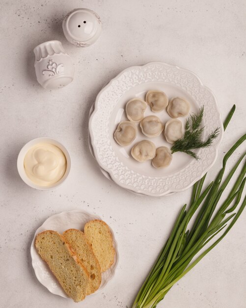 Foto handgemachte knödel. knödel kochen. gekochte knödel mit kräutern und gemüse