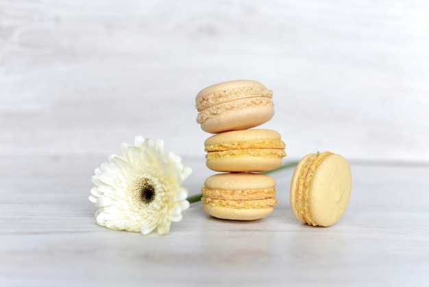 Handgemachte Macarons mit Blume