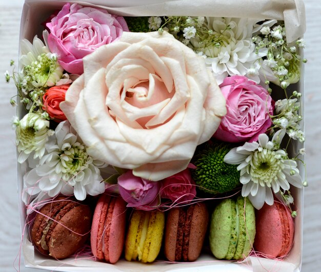 Handgemachte Macarons mit Blumen