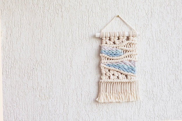 Foto handgemachte makramee 100 baumwolle wandbehang dekoration maritimes thema makramee flechten und baumwollfäden weibliches hobby eco freundliches modernes stricken diy natürliches dekorationskonzept im innenraum