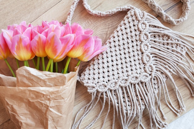 Handgemachte Makramee-Baumwoll-Srossbody-Tasche Öko-Tasche für Frauen aus Baumwollseil mit Blumenstrauß aus Kraftpapier Tasche im skandinavischen Stil Beigetöne nachhaltige Modeaccessoires