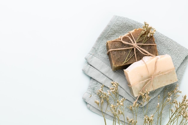 Handgemachte Naturseife auf pastellfarbenem Hintergrund