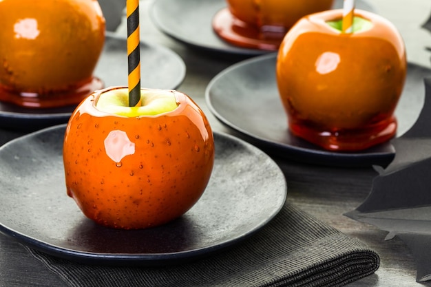 Handgemachte orangefarbene Süßigkeitsäpfel für Halloween.