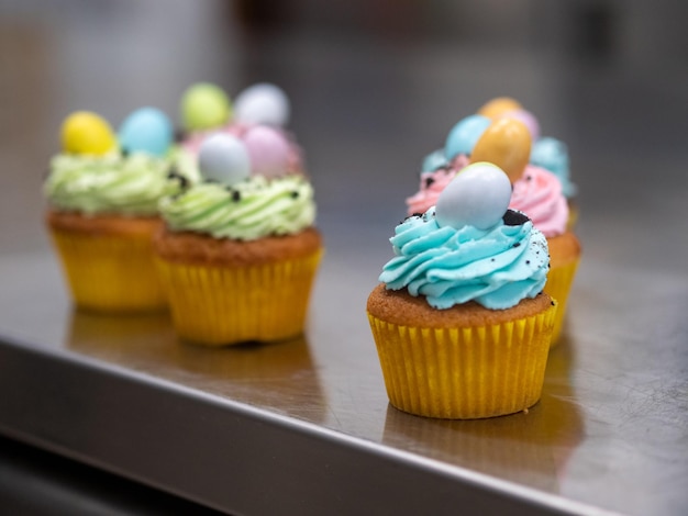 Handgemachte Ostern-Pastellgruppe Muffins