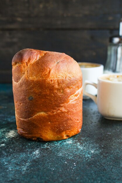 Handgemachte Panettone und Kaffeetassen auf dem Tisch