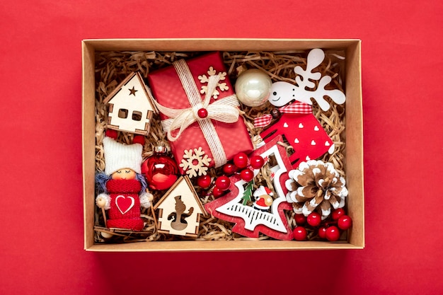 Foto handgemachte pflegepaket saisonale geschenkbox mit spielzeug weihnachtsdekor auf dem tisch