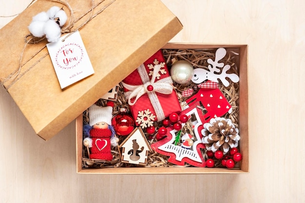 Foto handgemachte pflegepaket saisonale geschenkbox mit spielzeug weihnachtsdekor auf dem tisch