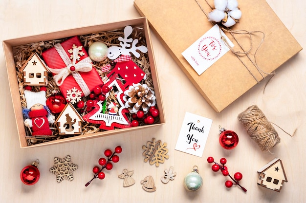 Foto handgemachte pflegepaket saisonale geschenkbox mit spielzeug weihnachtsdekor auf dem tisch