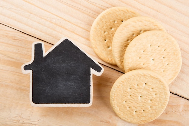 Handgemachte Plätzchen auf dem hölzernen Schreibtisch hausgemachtes Bäckereikonzept