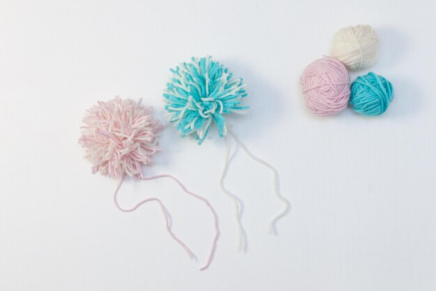 Handgemachte Pompon-Anleitung. Schritt für Schritt. DIY-Konzept für Kinder.