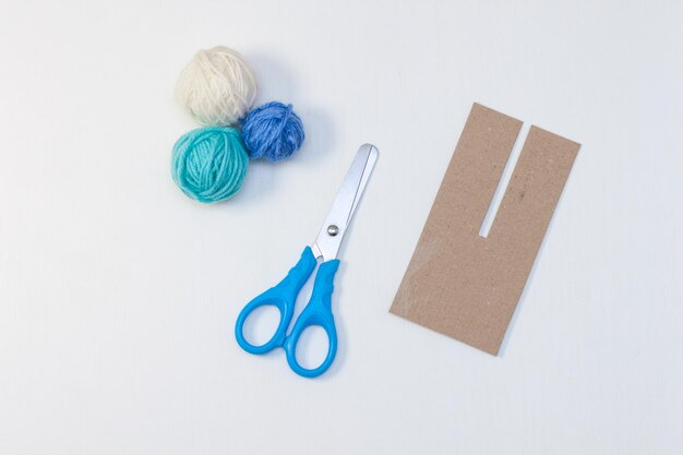 Handgemachte Pompon-Anleitung. Schritt für Schritt. DIY-Konzept für Kinder.