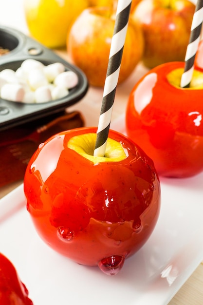 Handgemachte rote Süßigkeitsäpfel für Halloween.